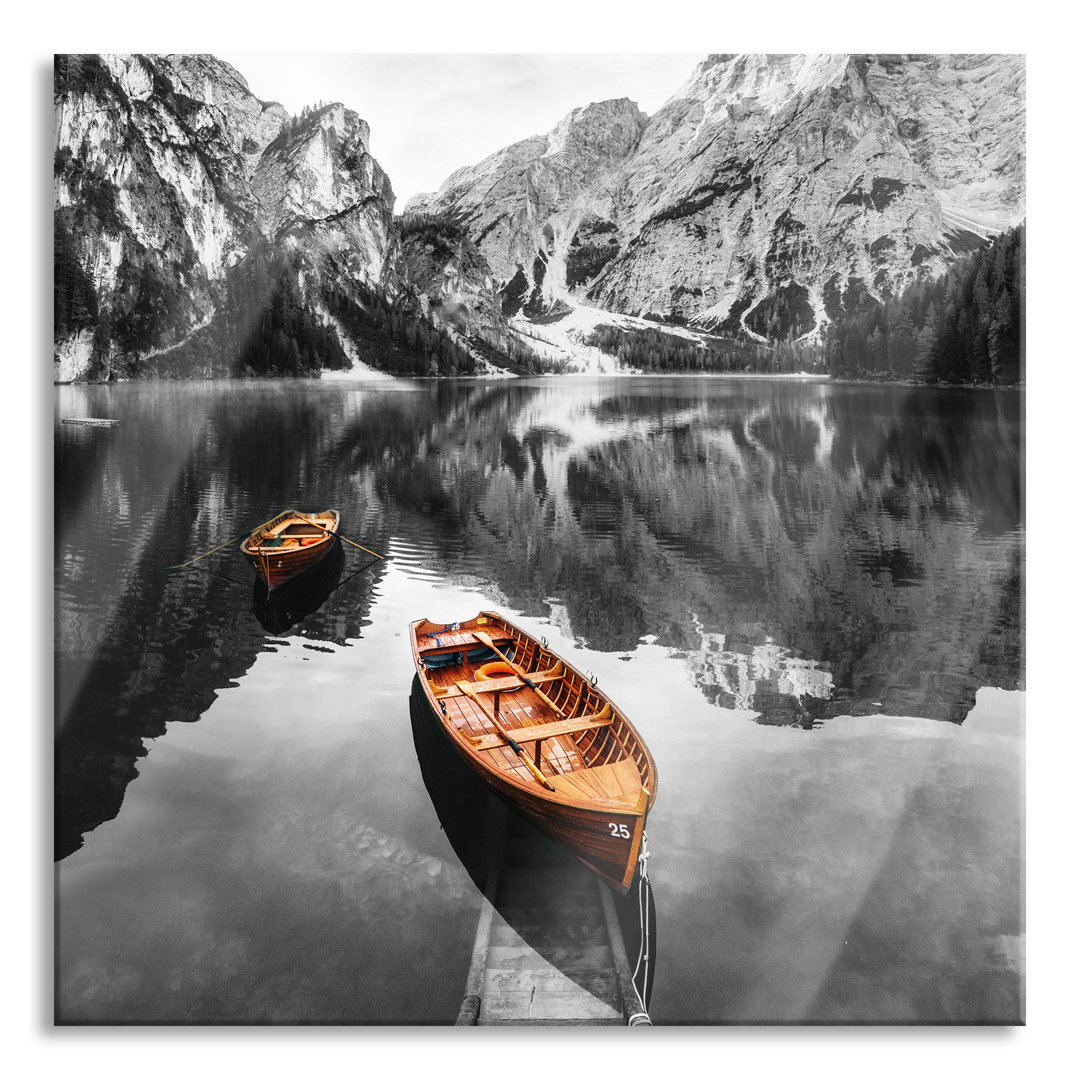 Glasbild Bootssteg am Pragser Wildsee, Schwarz-Weiß-Detail