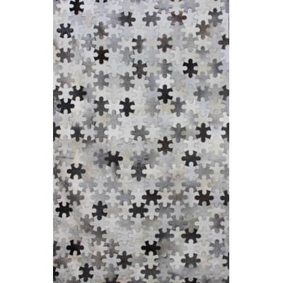 Tapis gris en peau de vache à motif géométrique Lindahl