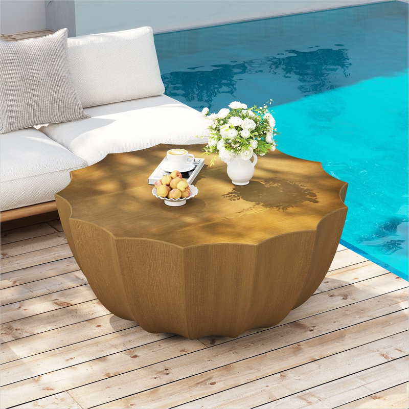 Table basse ronde en ciment avec finition grain de bois profond, conception MgO résistante aux intempéries pour les patios et les salons