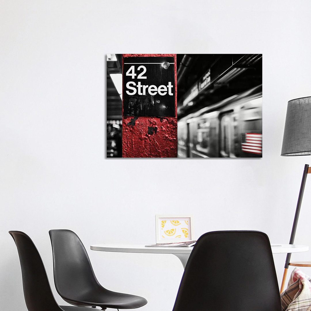 42Nd St. von Susan Bryant - Galerie-umwickelte Leinwand Giclée auf Leinwand