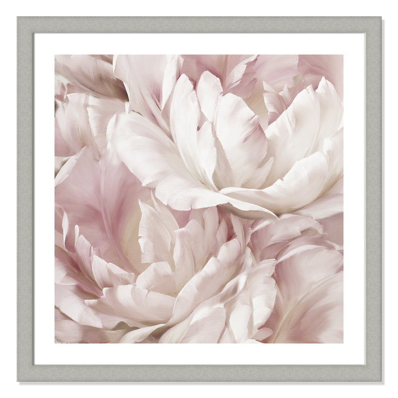 Intime rosé IV - photographie, Encadrement argenté, H 33,5 po x l 33,5 po x P 1,25 po
