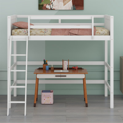 Lit mezzanine en bois avec échelle