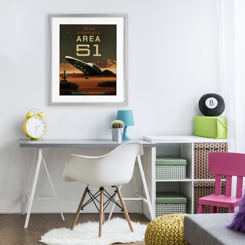 Stargazing Zone 51, reproduction encadrée sous verre, design par Omar Escalante, H 21 po x l 17 po, Cadre de ferme gris