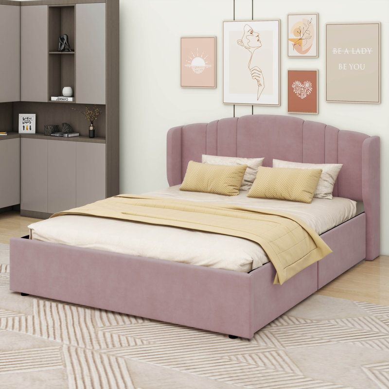 Un lit plateforme avec une tête de lit tapissier à oreilles et quatre tiroirs intégrés recouverts de tissu de lin, Rose