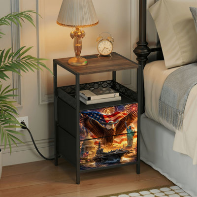 Table de chevet 2 tiroirs avec station de charge, table de chevet pour chambre avec ports USB et amp; Outlets, tablette ouverte noire, table de chevet avec motif de feux d'artifice du drapeau de l'Aigle américain patriotique, imprimé Liberty Capitol