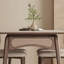 Table et chaises élégantes et simples-106572088