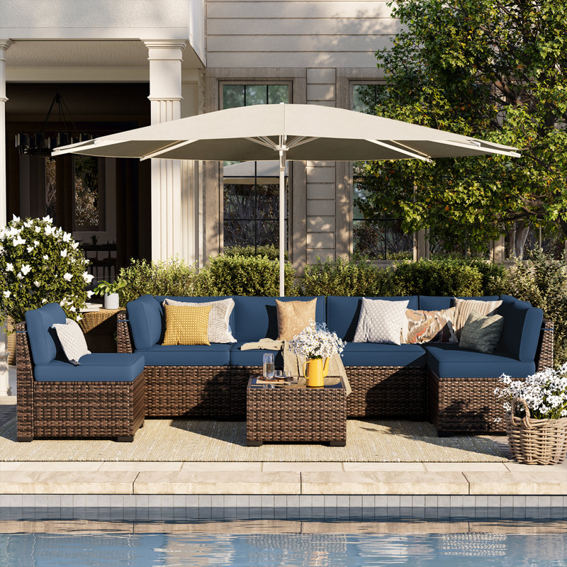Ensemble de conversation modulaire pour patio 6 personnes en résine tressée PE brun, avec structure en acier épais robuste. Comprend 4 fauteuils sans accoudoirs, 2 canapés d'angle et une table basse. Parfait pour le jardin, la terrasse ou le bord de la piscine.