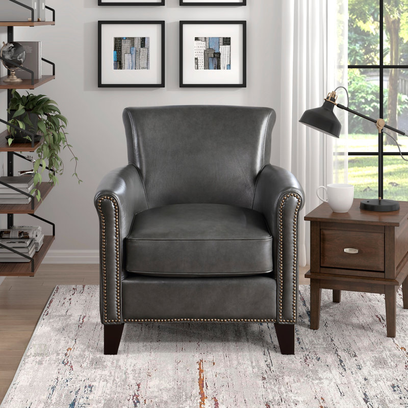 Chaise d'appoint classique classique avec structure en bois massif, cuir fleur et garniture cloutée pour un mobilier de salon élégant