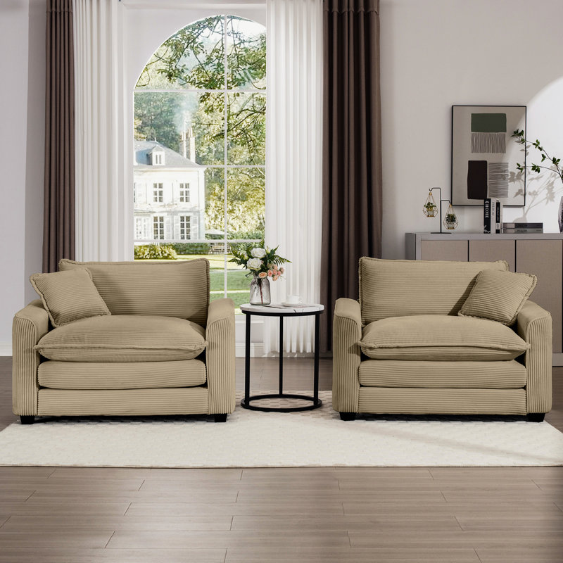 Velours côtelé brun clair avec deux chaises simples - créant une zone de confort dans la chambre à coucher et le bureau
