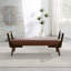 Banc de style Mid-Century avec pieds en bois de noyer, repose-pieds cannelé en polyuréthane cognac