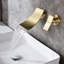 Élégant raccord de salle de bain mural en or - Effet de cascade naturelle pour un équipement serein Lavabo à débit doux-128812757