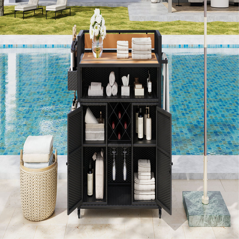 Chariot de barbecue extérieur en osier l 52,8 po avec plateau de table en bois en plastique, îlot de cuisine sur roulettes avec armoire de rangement, pour patio, jardin, piscine, conception à deux poignées