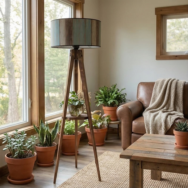 Lampe trépied 60 po Elara avec tablette intégrée en bois et abat-jour tambour en tissu rustique, Noyer, Multicolore