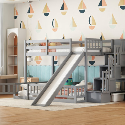 Lit simple superposé au dessus d'un lit double avec glissade, bois de pin gris, escalier de rangement, garde-corps, finition proportionnelle de la chambre à coucher, garde-corps pour