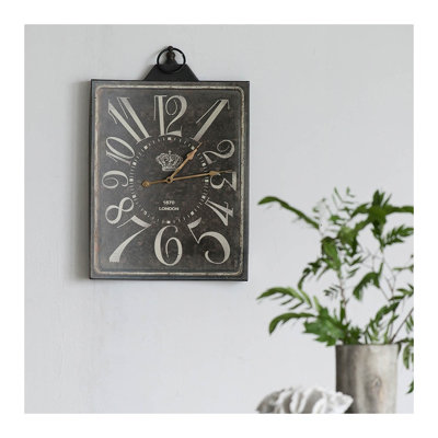 Grande horloge murale rectangulaire noire rétro avec chiffres blancs - cadre en fer
