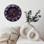 Horloge murale mauve avec chiffres romains