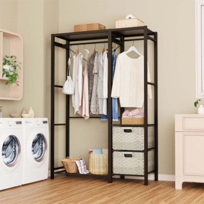 Supports à vêtements en bois d'acacia avec tablettes, 2 tiroirs en osier et 4 crochets pour l'organisation de placards robustes