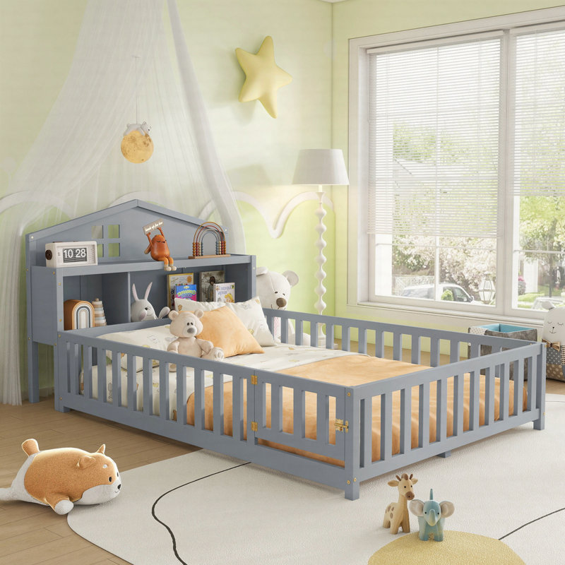 Lit plateforme double en bois massif avec bibliothèques et garde-corps, un choix polyvalent et peu encombrant pour votre chambre à coucher.
