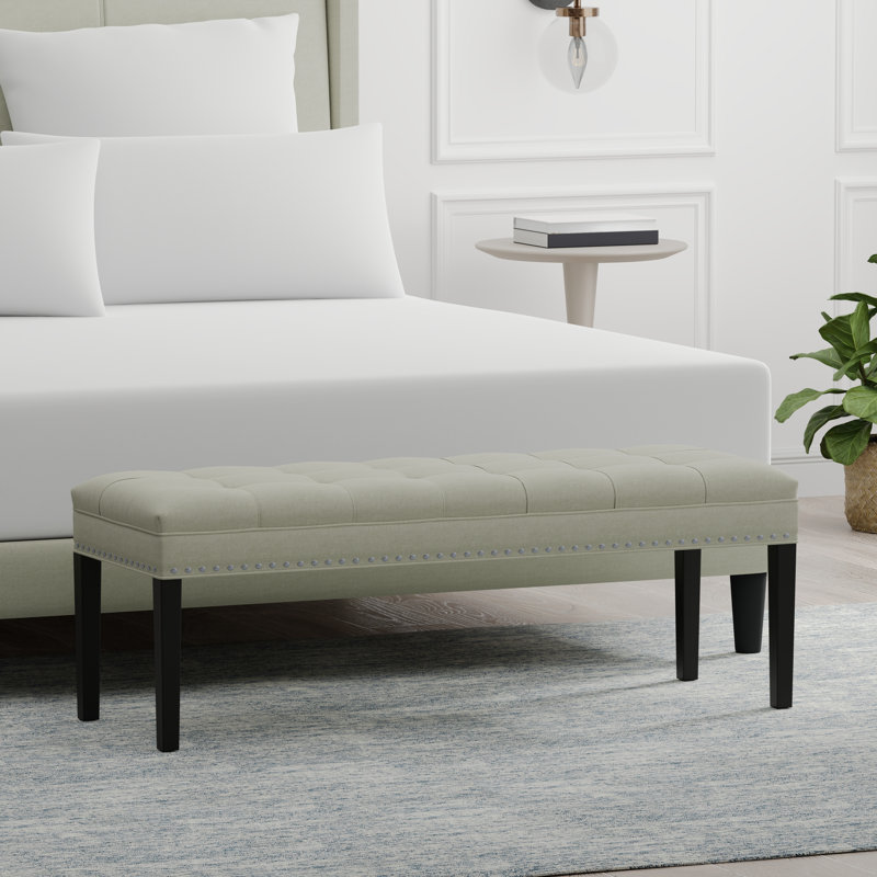 Banc rembourré 46,5 po avec garniture cloutée et pieds en bois, Beige