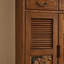 Armoire en bois d'hévéa avec tablettes décoratives