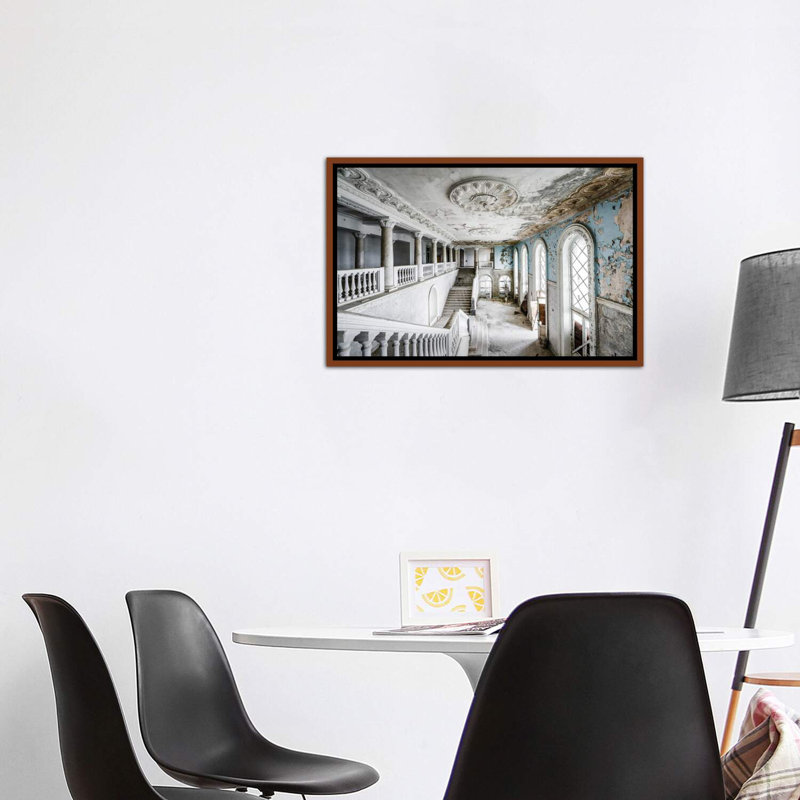 «Gostinitsa» par Simon Yeung - reproduction de photo, H 40 po x l 60 po x 1,5 po, Toile avec cadre en bois classique