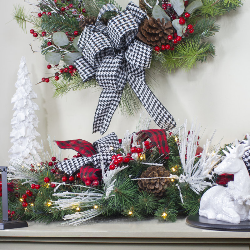 Guirlande de Noël 6 pi x 12 po pré-éclairée à motif écossais et baies rouges - lumières blanc chaud