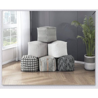 Repose-pieds carré moderne avec tissu à motif noir et blanc, fond antidérapant et bourre en billes de polystyrène pour une assise confortable