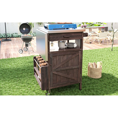 Chariot de barbecue extérieur de 40,5 po avec plateau en acier inoxydable, rangement en bois de sapin massif, abattant, tiroir, étagère à épices, crochets en S, ouvre-bouteille, roulettes verrouillables pour structure brune, rangement sur pelouse rotative à 360 °
