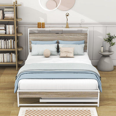 Base de lit plateforme en métal avec couchette et ports USB Wilhelmi