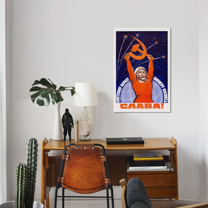 «Vintage Space Poster of a Cosmonaut Raising a Hammer and Sickle», affiche vintage sur toile, H 40 po x l 26 po x P 1,5 po