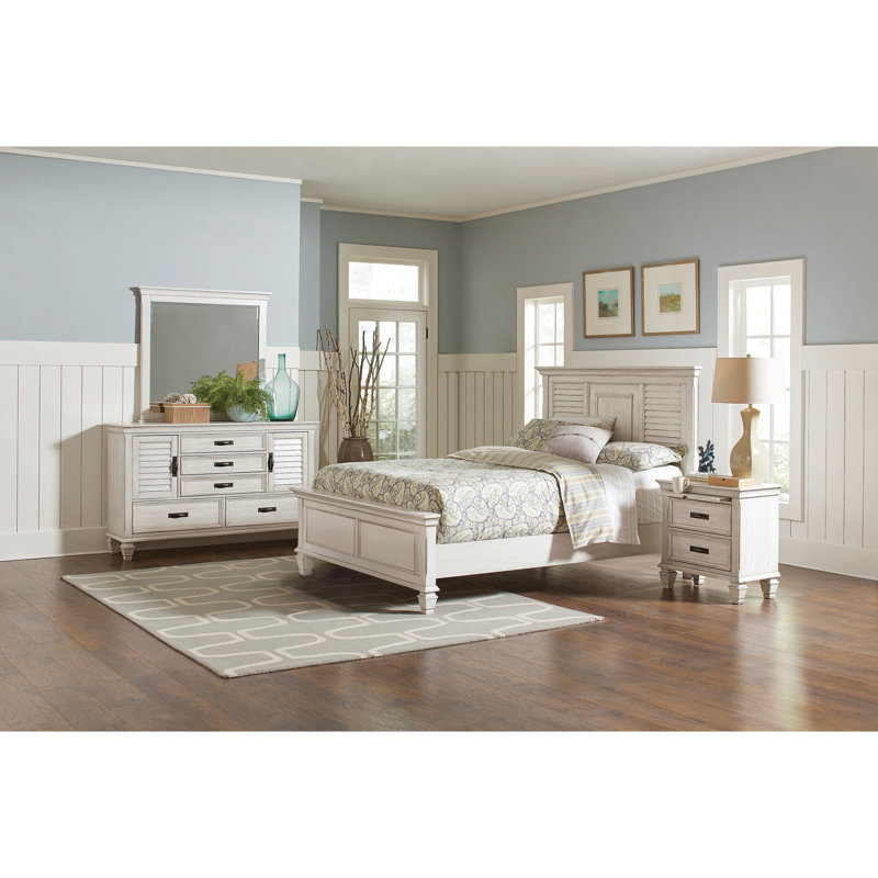4 grandes chambres à coucher avec finition blanche patinée, sensation de station balnéaire, panneaux à persiennes, quincaillerie en métal noir, charnières de porte de table de chevet en blanc, style, décorations à panneaux, durabilité accrue