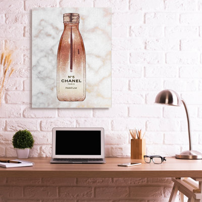 Bouteille d'eau sur marbre pour femmes