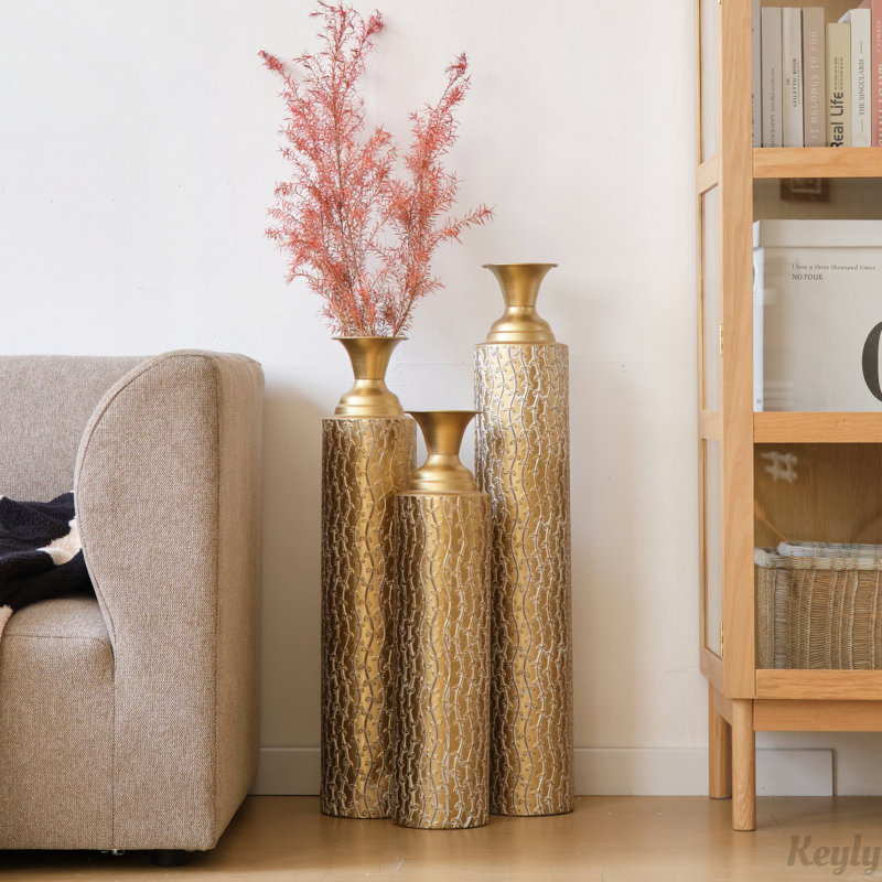 Ensemble de 3 vases centraux en métal très vieilli avec motifs de vignes en croissance
