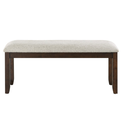 Banc en bois de couleur cerise foncée et revêtement en chenille pour un repas joyeux en soirée