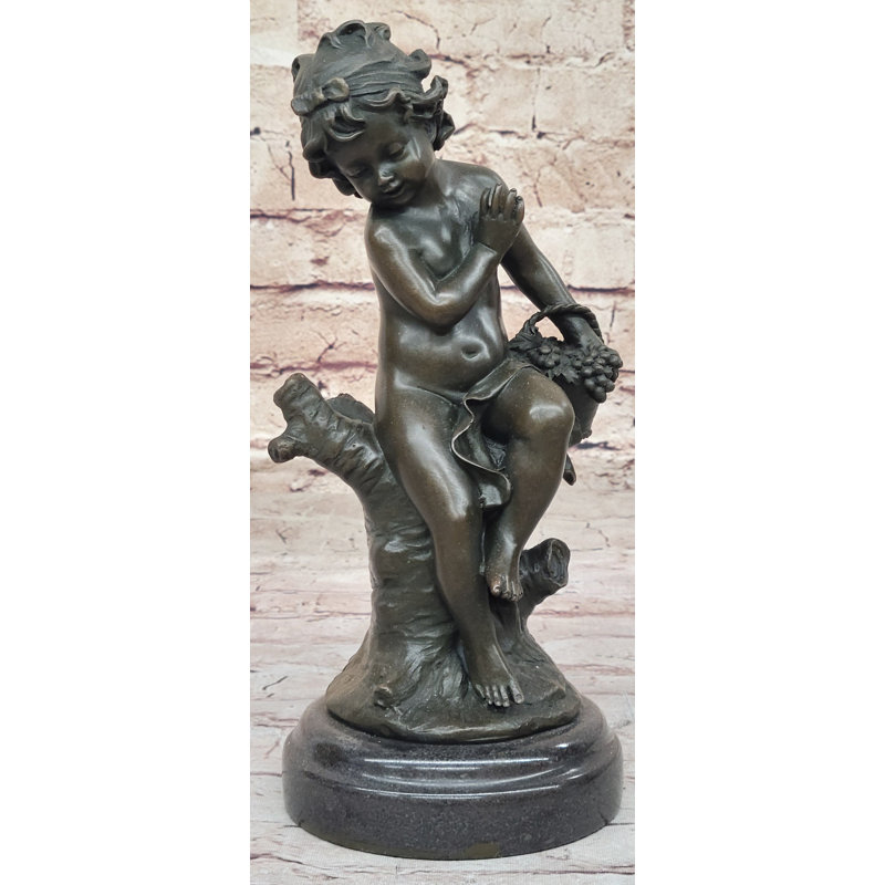 Petit enfant fille tenant un panier de raisins - Sculpture en bronze classique par Moreau