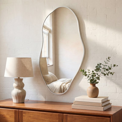 Grand miroir mural décoratif irrégulier l 20 po x H 42 po Everly