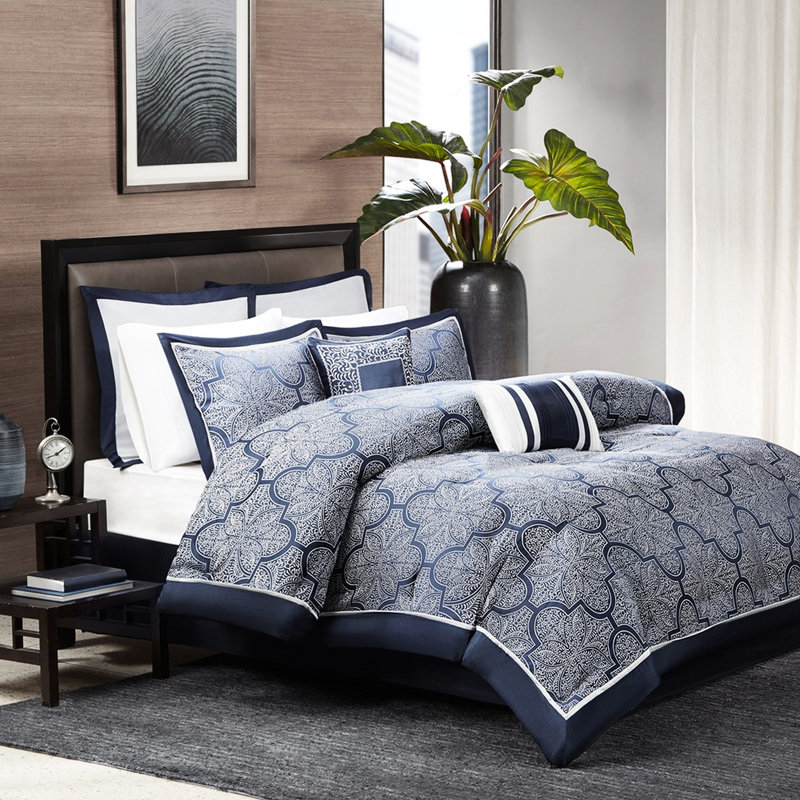 Literie bleu marine - 8 pièces Look de chambre à coucher envoûtant. Tissé avec broderie argentée sur bleu marine. Comprend 1 édredon, 2 taies décoratives, une jupe de lit européenne et des coussins décoratifs. 100% 8 édredons groupés gracieux