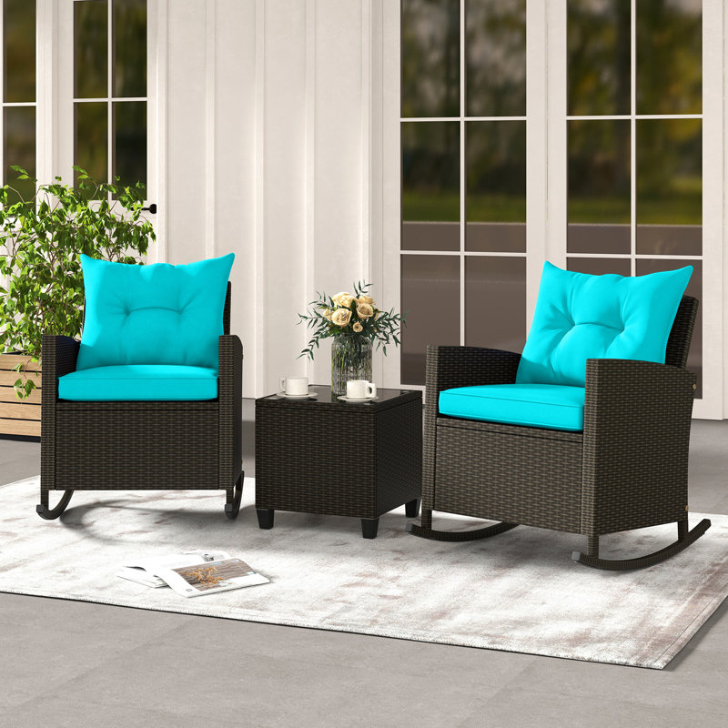 Ensemble berçant en osier de patio 3 pièces avec table en verre trempé et coussins moelleux Winston Porter, Beige