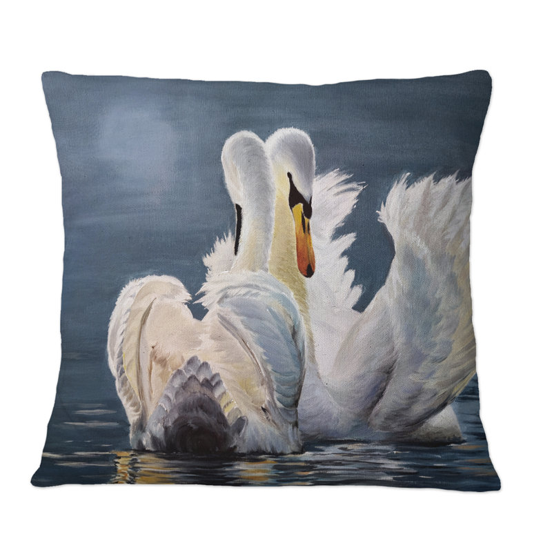 Deux cygnes blancs gracieux sur un lac bleu brumeux - Coussin décoratif imprimé nautique et côtier, 16 po x 16 po
