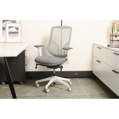 Chaise de travail ergonomique Tango avec housse en polyuréthane doux, accoudoirs et dossier en filet élastique