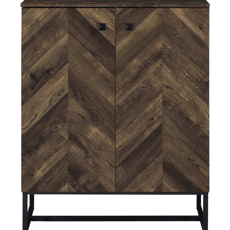 Armoire d'appoint autoportante à 4 tablettes au fini chêne rustique, carré bronze industriel, deux portes à chevrons pour le rangement des espaces repas en chêne, finition à profondeur visuelle