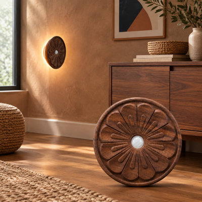 Fabriquée en noyer noir avec un motif floral, cette veilleuse en bois à détecteur de mouvement est rechargeable par USB-C et combine une douce lumière rétroéclairée avec une fixation magnétique pour les escaliers et la décoration intérieure.