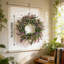 Couronne de lavande artificielle vibrante et fleur rose - base de verdure luxuriante, décoration de porte ou de mur d'inspiration printanière pour une ambiance de maison fraîche