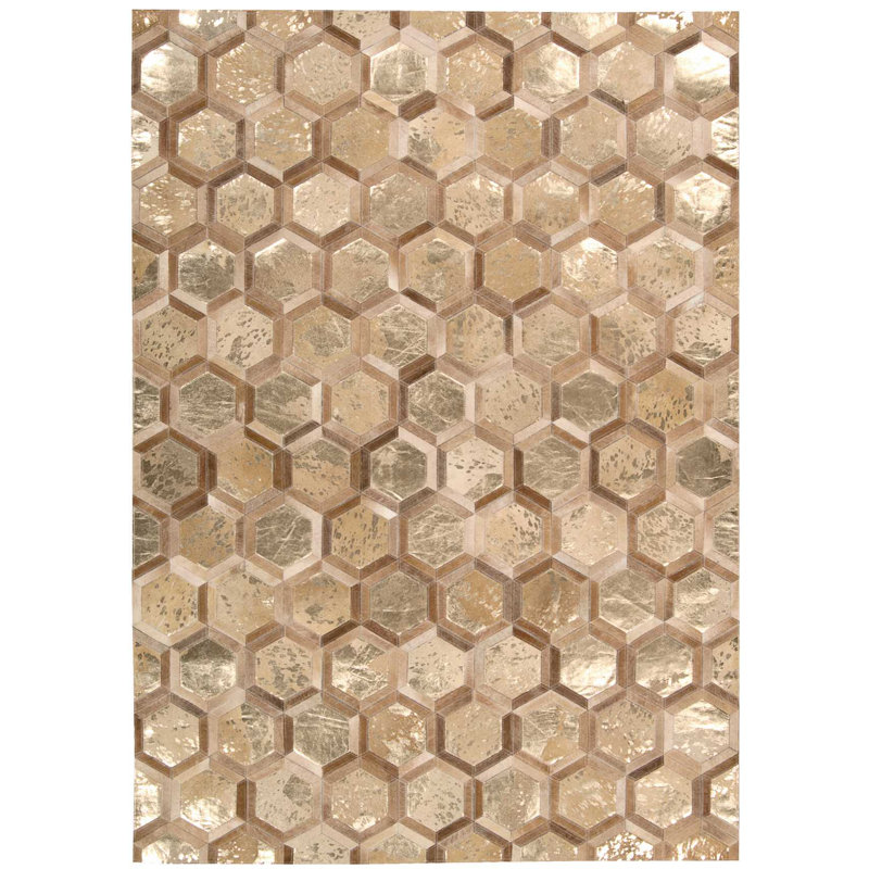Tapis doré en cuir de vache fabriqué à la main Staple Hill, Rectangle 5 pi 3 po x 7 pi 5 po