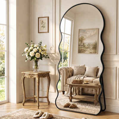 Miroir moderne moderne irrégulier avec cadre en aluminium, conception murale ou autoportante
