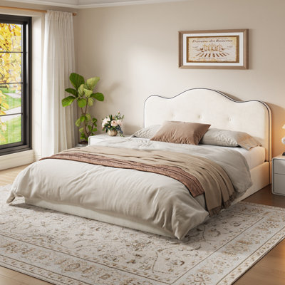 Très grand lit plateforme tapissier, beige
