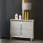 Table de chevet en bois à 2 tiroirs de luxe et fonctionnelle pour la chambre à coucher, offrant un design intemporel et une solution de rangement organisée