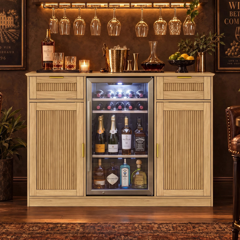 Meuble-bar à café cannelé de 135,5 cm de large avec compartiment réfrigérateur et prise électrique, table de buffet avec rangement, naturel