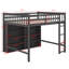 Lit mezzanine double avec tablettes de rangement ouvertes et échelle-192397036