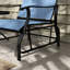 Bleu 3 planeurs d'extérieur. Fabrication en acier et table en verre trempé pour patio, jardin, pelouse. Excitation en douceur. Confortable avec soutien du dos. Cadre. L 25,54 po x P 30,5 po et H 37,76 po. Assemblage